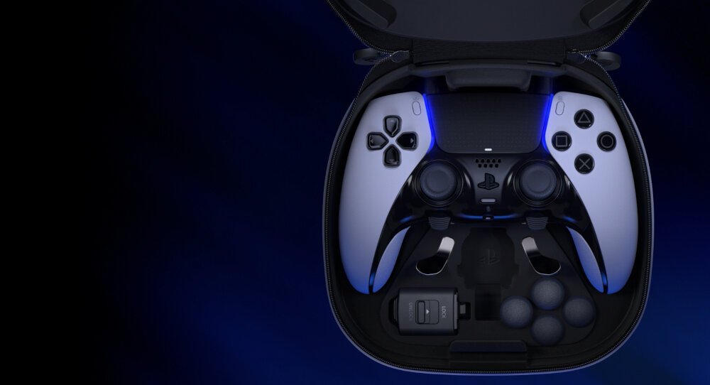 Na obrazie widoczny jest kontroler do gier w etui, z charakterystycznym podświetleniem i przyciskami. Wewnątrz etui znajdują się dodatkowe akcesoria do kontrolera.