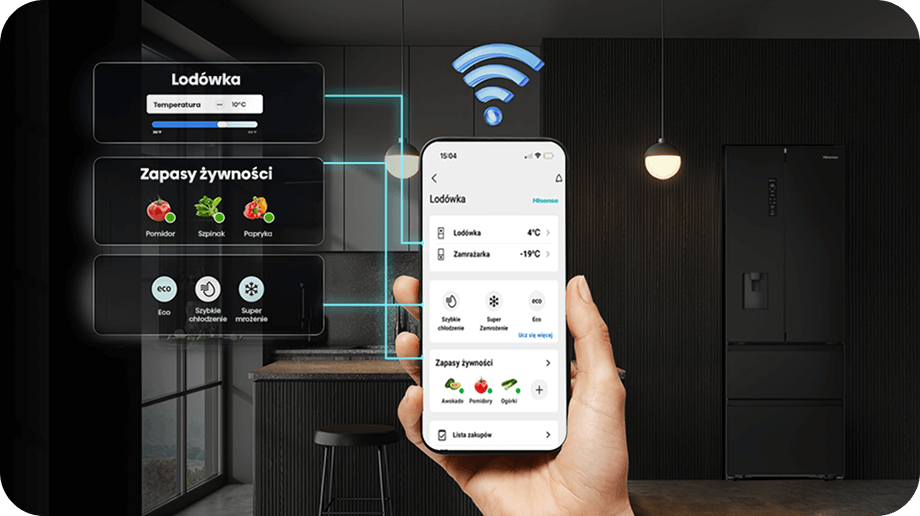 Osoba trzyma smartfon z aplikacją do zarządzania lodówką, na ekranie widoczne są opcje takie jak temperatura lodówki i zamrażarki oraz zapasy żywności. W tle znajduje się nowoczesna kuchnia z czarną lodówką i ikoną Wi-Fi nad nią.