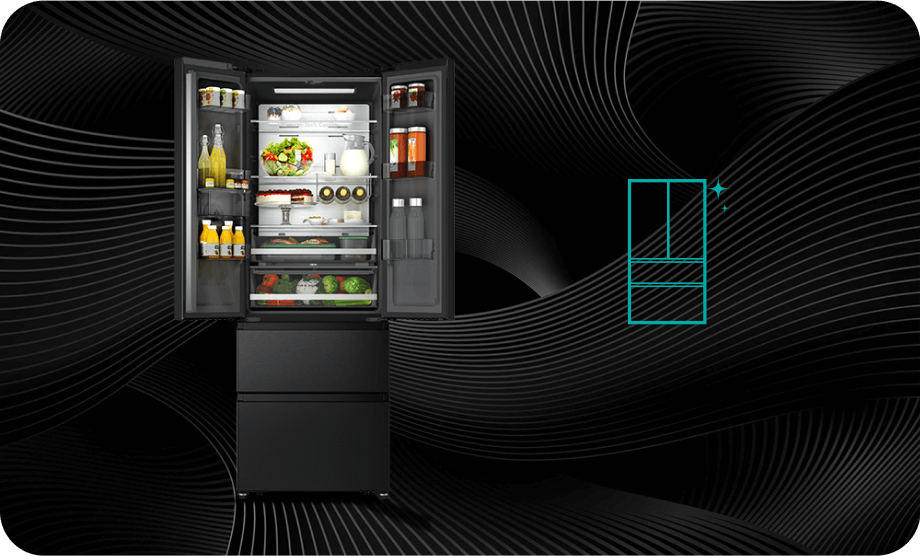 Czarna lodówka z otwartymi drzwiami, ukazująca wnętrze z różnorodnymi produktami spożywczymi. W tle widoczny jest abstrakcyjny wzór w ciemnych kolorach oraz schematyczny rysunek lodówki.