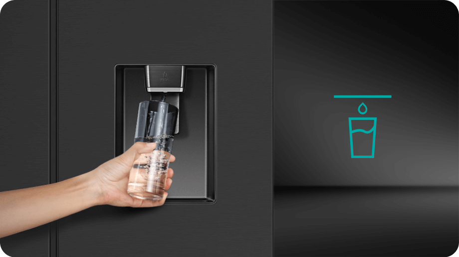 Osoba nalewa wodę z dystrybutora wbudowanego w czarną lodówkę. Obok znajduje się niebieska ikona przedstawiająca szklankę z wodą i kroplą nad nią.