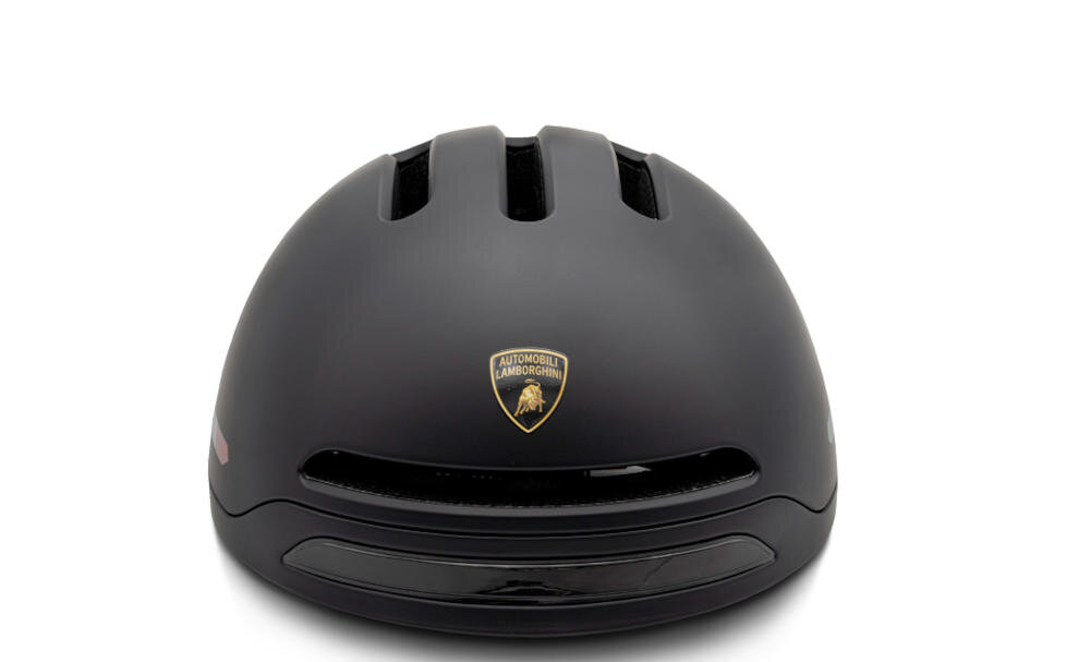 Czarny kask z trzema otworami wentylacyjnymi na górze i logo \'Automobili Lamborghini\' z przodu. Na dole widoczna jest wbudowana lampka.