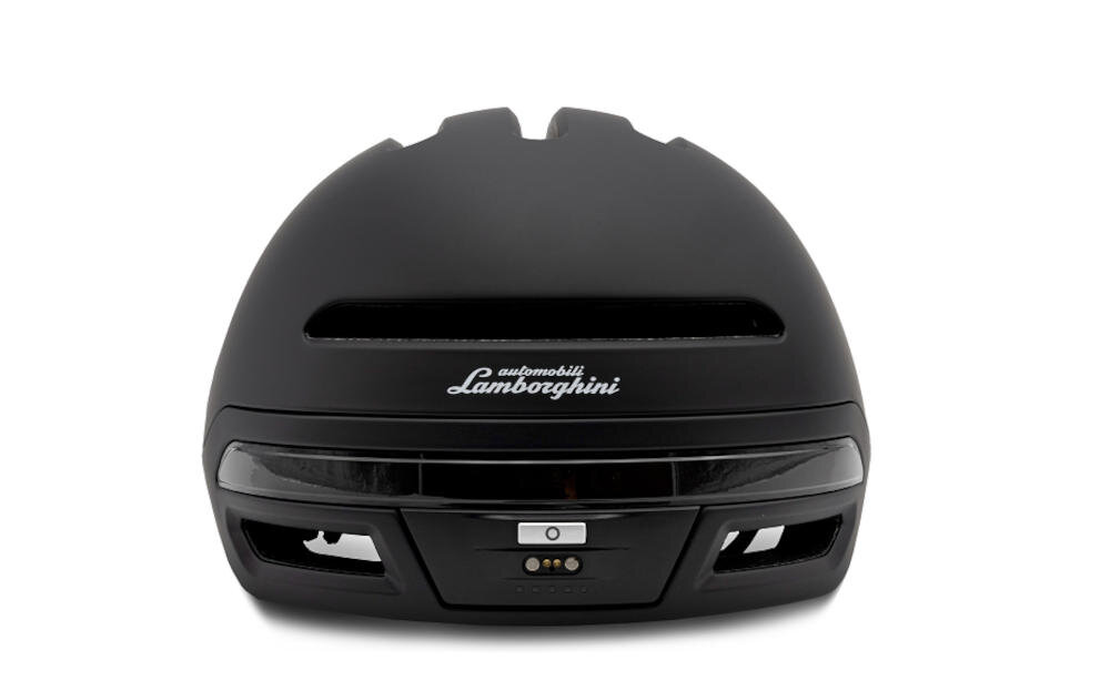 Czarny kask z napisem \'automobili Lamborghini\' i wbudowaną lampką z przyciskiem. Kask ma otwory wentylacyjne i nowoczesny design.