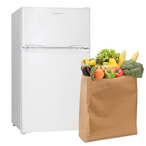 Lodówka MPM-87-CZ-13/E, obok papierowa torba z owocami i warzywami.