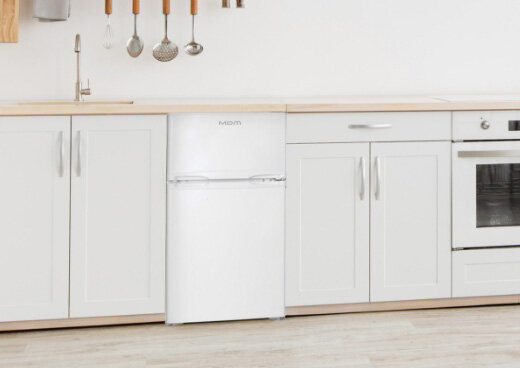 Lodówka MPM-87-CZ-13/E w zabudowie kuchennej.