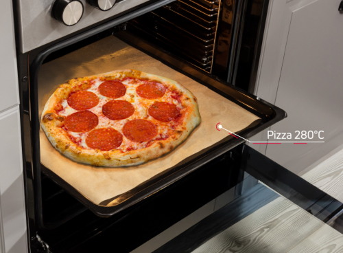Otwarty piekarnik z widoczną pizzą na blasze. Obok pizzy znajduje się napis \'Pizza 280˚C\'.