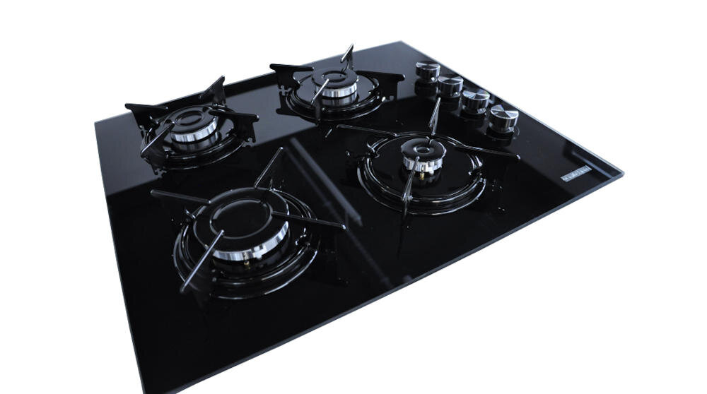 Czarna płyta gazowa z czterema palnikami i pokrętłami do regulacji. Na powierzchni widoczne jest logo producenta.