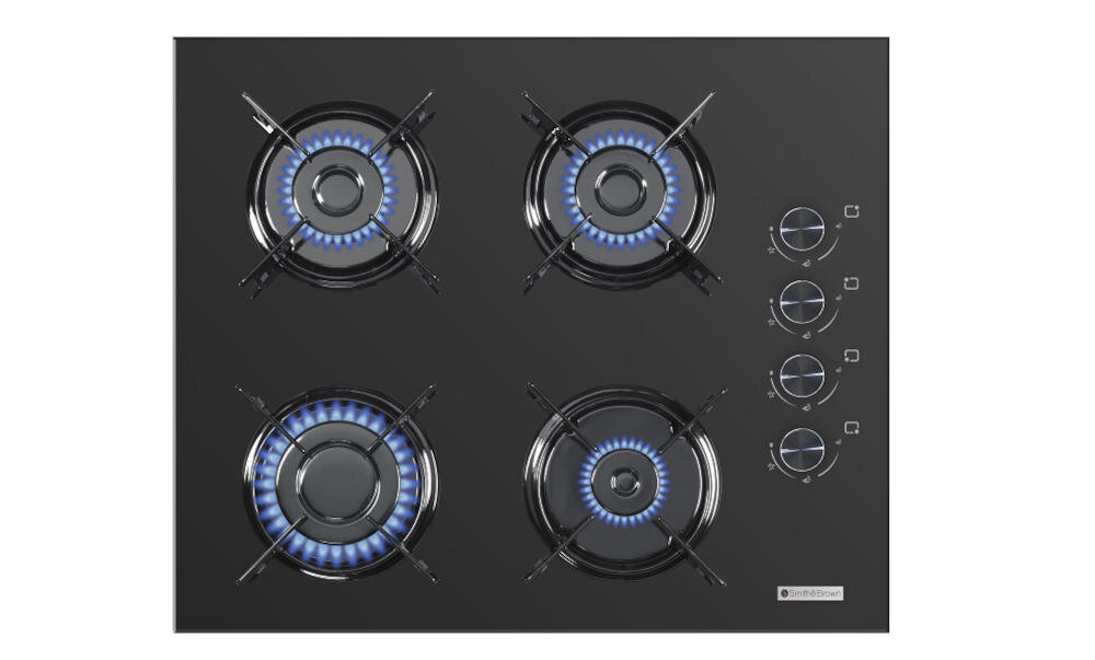 Czarna płyta gazowa z czterema palnikami, każdy z niebieskim płomieniem. Po prawej stronie znajdują się cztery pokrętła do regulacji gazu oraz logo \'Smith&Brown\'.