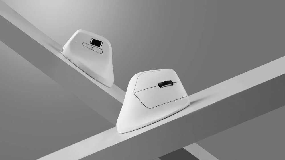 KEYCHRON M5 Przyciski KEYCHRON M5 mikroprzełącznikach Huano żywotnością do 80 milionów kliknięć - Biała mysz komputerowa oparta o krawędź jasnej powierzchni, minimalistyczne tło - myska w białej wersji kolorystycznej na minimalistycznym tle