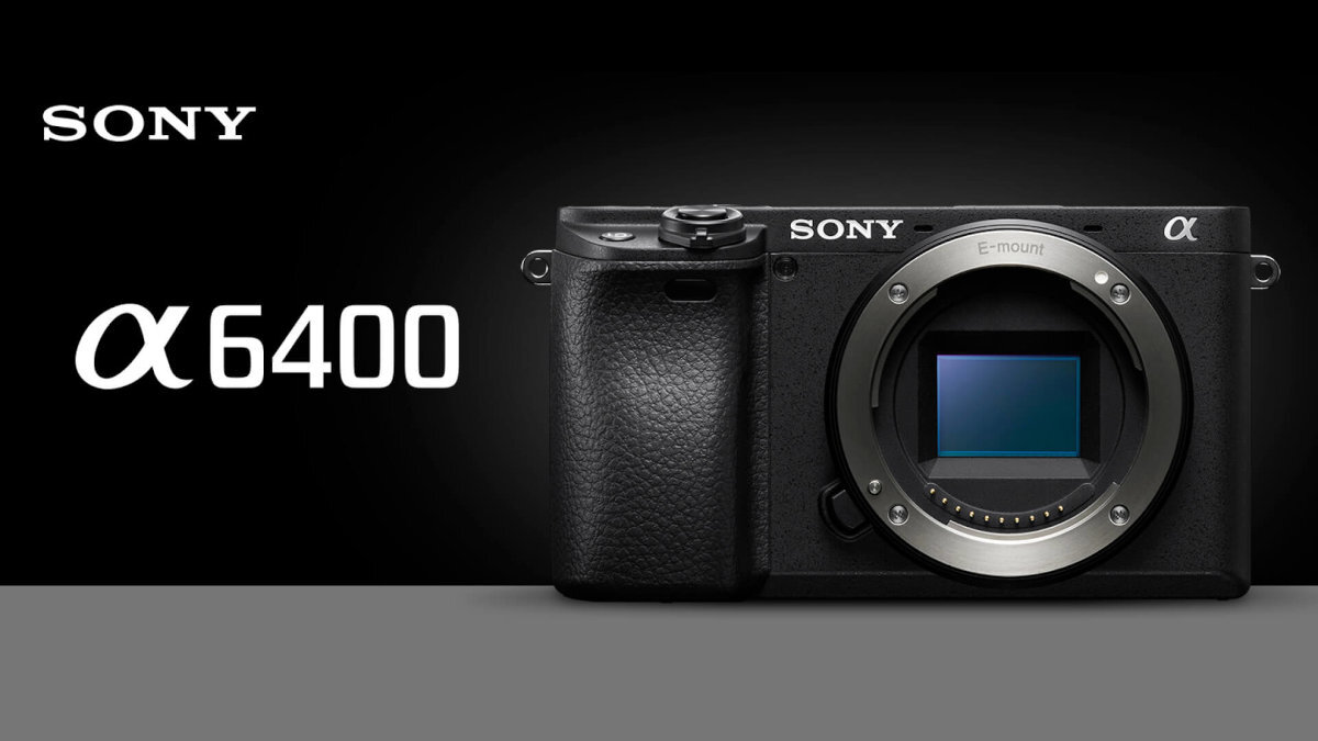 Obraz przedstawia czarny aparat bezlusterkowy z serii Sony Alpha z widocznym logo \'SONY\' i oznaczeniem modelu \'α6400\'. Aparat jest pokazany z przodu, bez zamontowanego obiektywu, z widocznym mocowaniem E-mount.