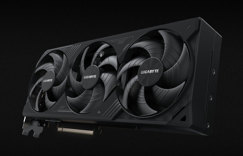 Karta graficzna GIGABYTE GeForce RTX 5080 Windforce OC SFF 16GB DLSS 4 Widok karty graficznej z innej perspektywy, ukazujący grubość i konstrukcję systemu chłodzenia. Wentylatory mają aerodynamiczny kształt, a obudowa utrzymana jest w jednolitym czarnym kolorze