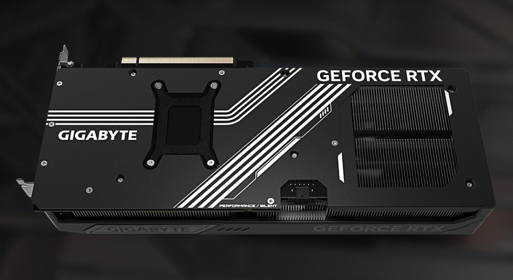 Karta graficzna GIGABYTE GeForce RTX 5080 Windforce OC SFF 16GB DLSS 4 Metalowa osłona ochronna karty z logo Gigabyte i oznaczeniami GeForce RTX. Wyróżniają się żłobienia poprawiające sztywność konstrukcji oraz otwory wentylacyjne wspierające odprowadzanie ciepła