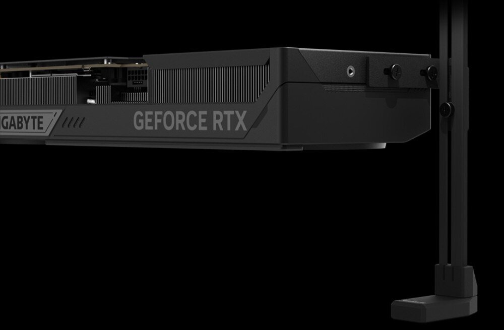 Karta graficzna GIGABYTE GeForce RTX 5080 Windforce OC SFF 16GB DLSS 4 Widok z boku na konstrukcję karty graficznej zamocowanej w obudowie. Dodatkowy uchwyt stabilizujący zapobiega opadaniu ciężkiej karty, poprawiając jej montaż i wygląd całego zestawu