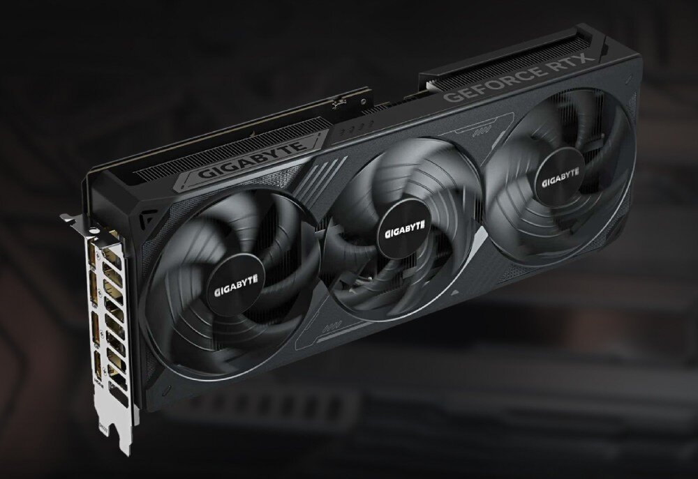 Karta graficzna GIGABYTE GeForce RTX 5080 Windforce OC SFF 16GB DLSS 4 Ujęcie pod kątem, pokazujące porty wyjściowe karty, w tym trzy DisplayPort 2.1a oraz jedno HDMI 2.1b. Widoczna także struktura wentylatorów i ogólny design urządzenia