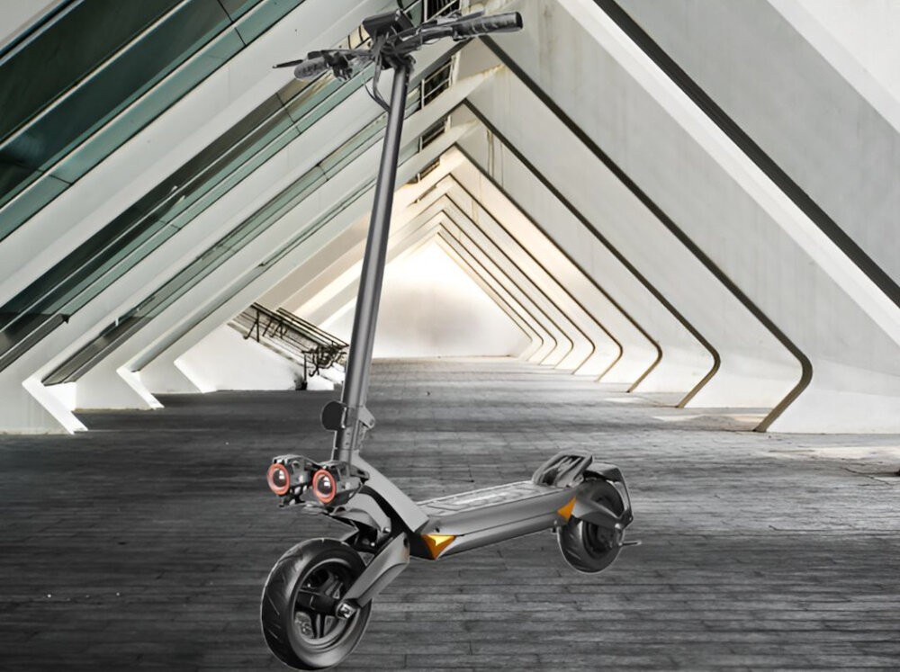 Hulajnoga elektryczna o nowoczesnym designie stoi na tle futurystycznego korytarza z białymi, geometrycznymi ścianami. Posiada duże koła i dwa amortyzatory, a jej kolor to miedziany.