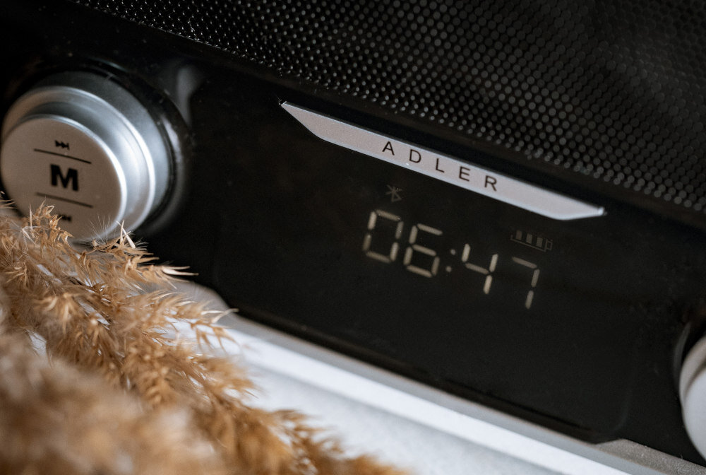 Radio ADLER AD 1185 Biały wyświetlacz LCD Funkcja zegara Dwa głośniki 2 x 5 W wysoka jakość dźwięk