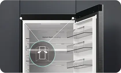 Otwarta lodówka z widocznymi półkami na drzwiach i wewnątrz. Na drzwiach napis \'Metal-Tech Cooling\'.