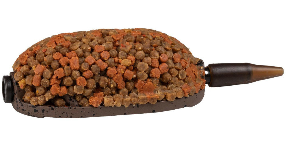 Pellet BAITNOW Freaky Shrimp 2 mm (800 g) na białym tle widoczny przygotowany koszyczek z zanętą do użycia pellet 2 mm drobna granulacja stopniowe uwalnianie naturalna barwa karp lin leszcz