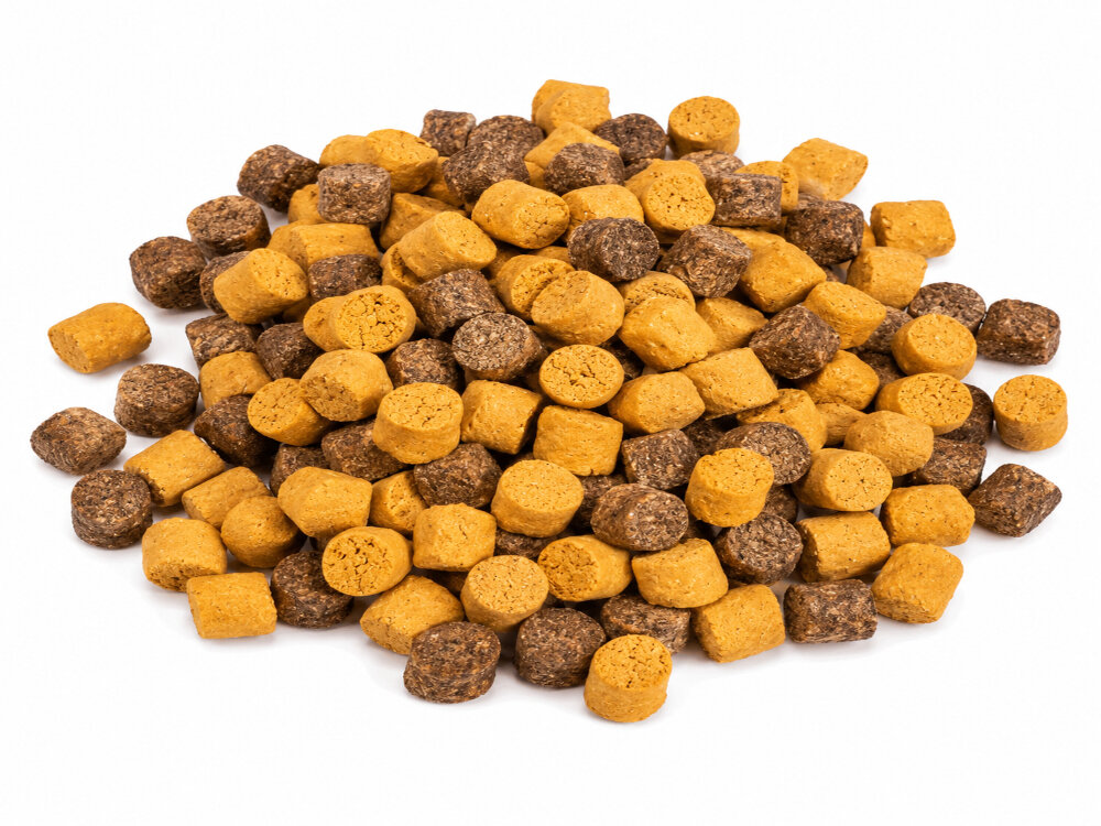 Zdjęcie żółto-brązowego pelletu wykonane z góry