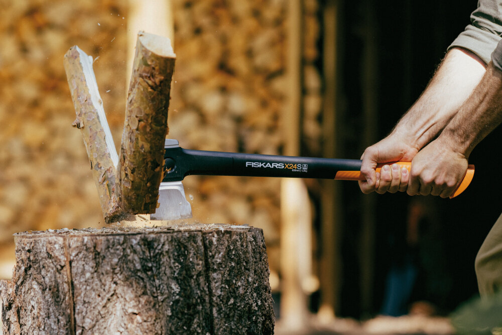 Siekiera FISKARS Rozłupująca X24 OSTRZE S 1069105 do latwego i skutecznego rozlupywania duzych klod o srednicy do 10-20 cm szerokie ostrze specjalny klin rozlupujacy efektytwnosc do przygotowywania drewna na opal do ciecia niewielkich drzew i krzewow