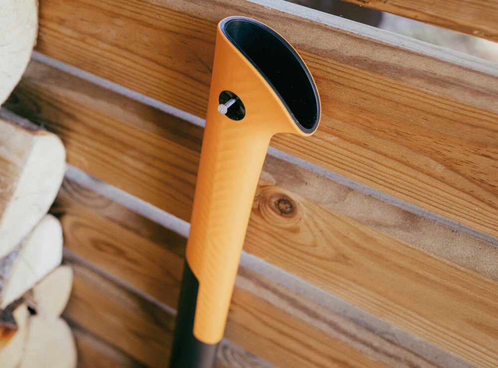 Siekiera FISKARS Rozłupująca X24 OSTRZE S 1069105 uchwyt SoftGrip teksturowane wykonczenie ergonomiczna rekojesc dlugosc 60 cm pelna kontrola stabilnosc zakonczenie rekojesci w formie haczyka bezpieczenstwo