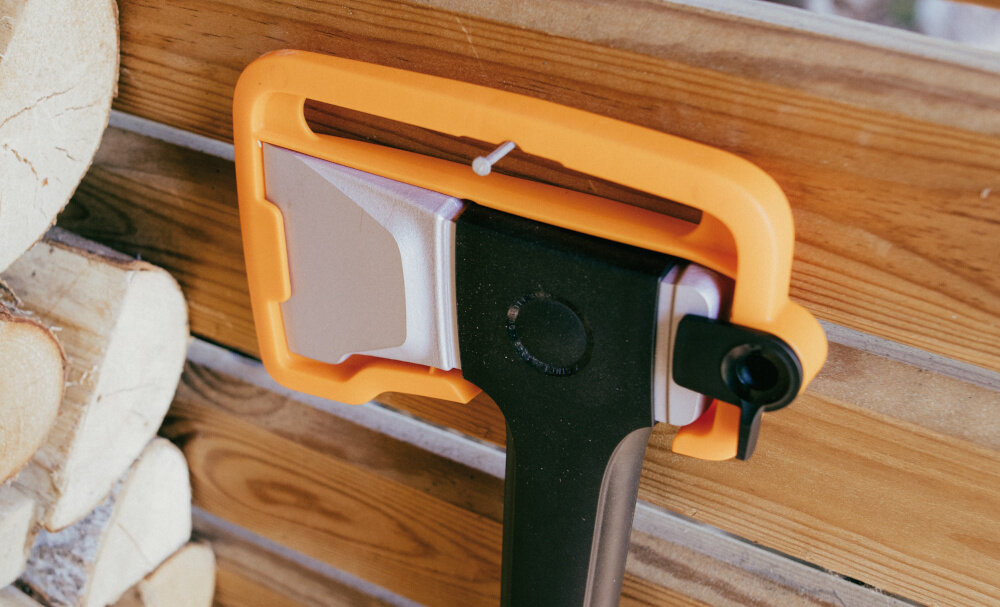 Siekiera FISKARS Rozłupująca X24 OSTRZE S 1069105 niezawodne narzedzie do rozlupywania klod oslona ochrona ostrza uzytkownika bezpieczenstwo wydodne przechowywanie