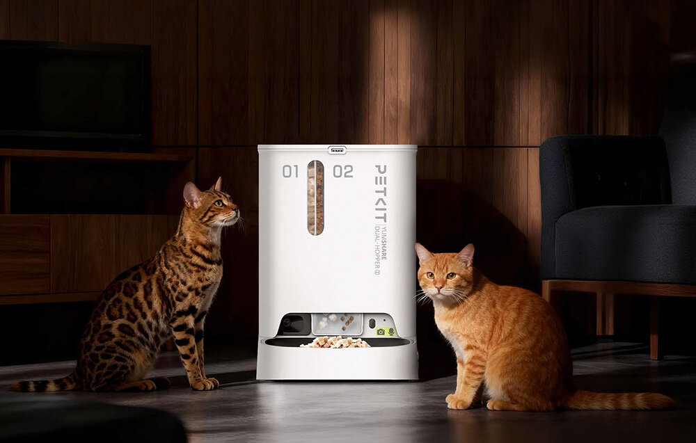 Dozownik karmy automatyczny PETKIT Yumshare Dual Hopper 2 Każdy posiłek pod kontrolą zdjęcie lifestyle na zdjęciu dozownik i dwa koty