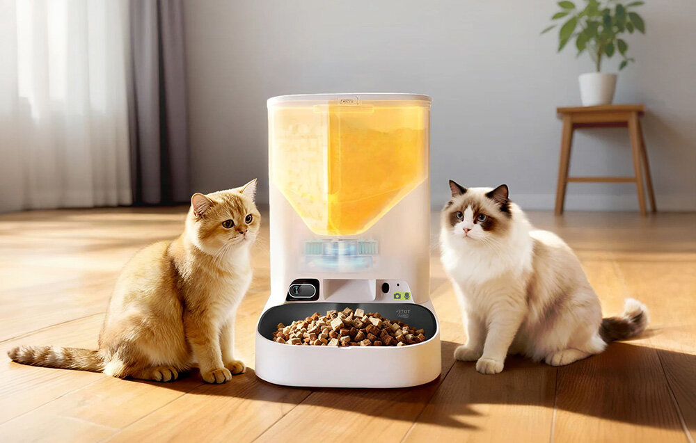 Dozownik karmy automatyczny PETKIT Yumshare Dual Hopper 2 Karmienie na kilka sposobów zdjęcie lifestyle na zdjęciu dwa koty i dozownik Dwa oddzielne pojemniki 