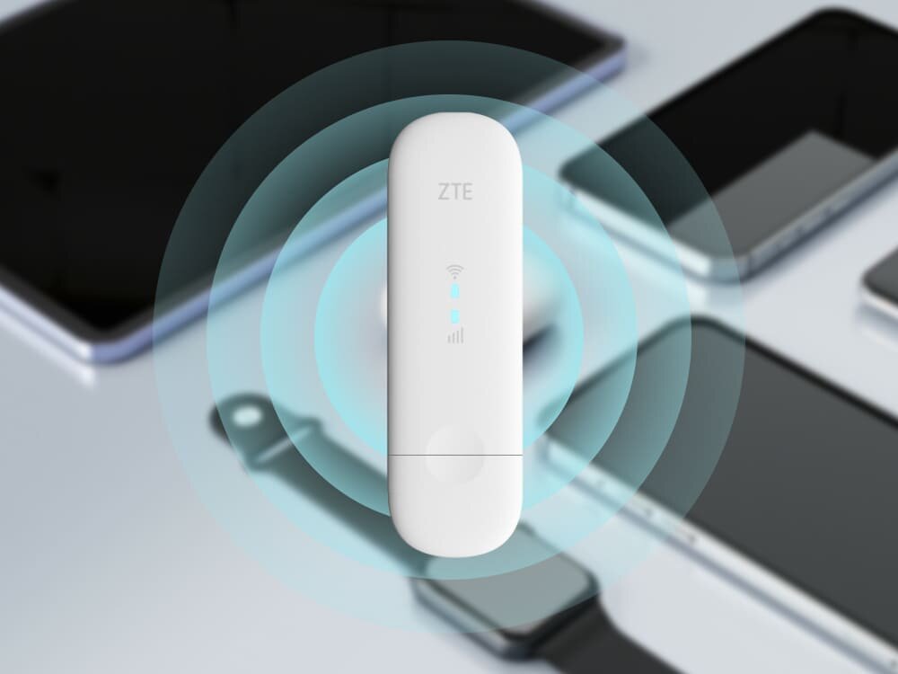 Modem ZTE MF79N 4G LTE Biały adapter USB emituje niebieskie fale sygnału, symbolizując wygodny dostęp do internetu w dowolnym miejscu. W tle rozmyte urządzenia, takie jak telefony i tablety, podkreślają uniwersalność rozwiązania, opis
