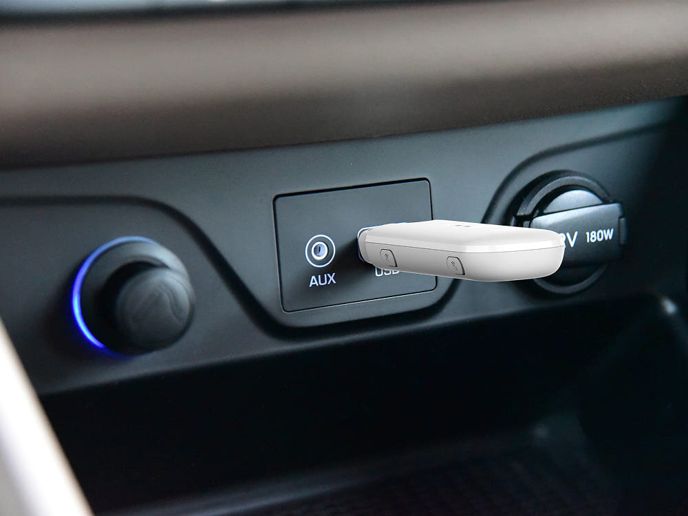 Modem ZTE MF79N 4G LTE Zbliżenie na deskę rozdzielczą samochodu z podłączonym modemem USB. Obraz symbolizuje wygodne tworzenie sieci Wi-Fi w podróży, zarówno w samochodzie, jak i poza nim, sieć Wi-Fi, zasilanie