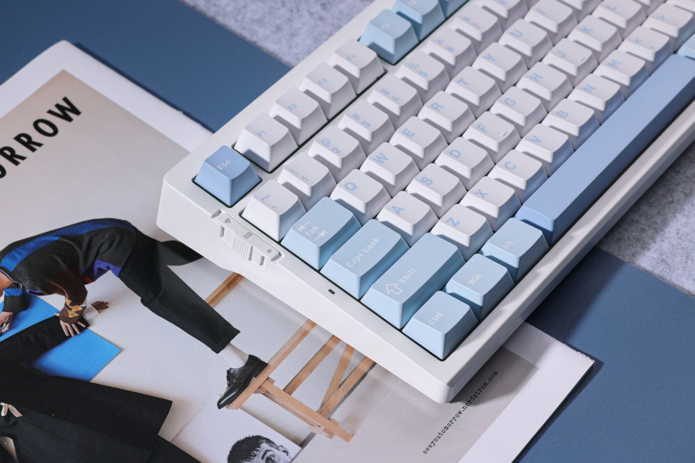 MCHOSE MC-G75 klawiatura mechaniczna konstrukcja typu gasket, wielowarstwowe tłumienie dźwięku trzy tryby łączności pracy biurowej intensywnych sesji gamingowych - klawiatura od boku