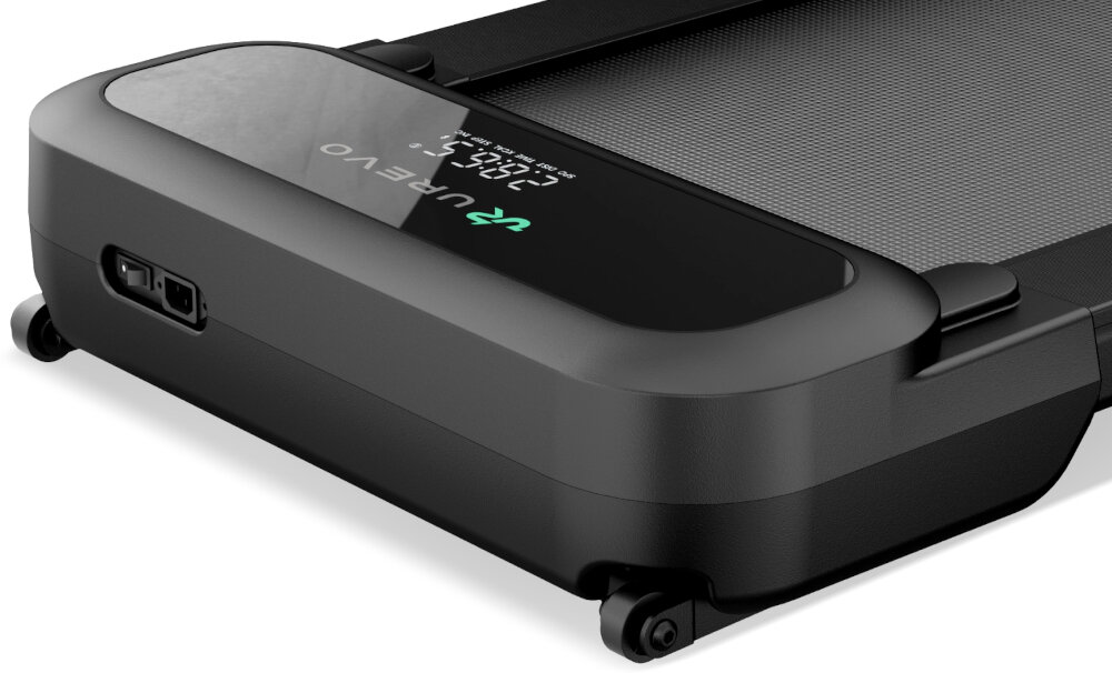 Bieżnia elektryczna UREVO Foldmix 5L Pro 2237W 13.4 km-h bieżnia na białym tle zbliżenie na wyświetlacz przedni bezramkowy ekran prędkość pokonany dystans spalane kalorie podstawa na tablet lub telefon pilot z wyświetlaczem do śledzenia parametrów w czasie rzeczywistym funkcja wyciszenia jednym przyciskiem dwoma bateriami AAA