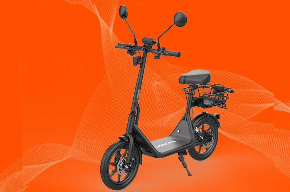 Czarny skuter elektryczny z dwoma lusterkami i koszykiem z tyłu, ustawiony na pomarańczowym tle. Na podnóżku widoczny jest napis \'MANTA\'.