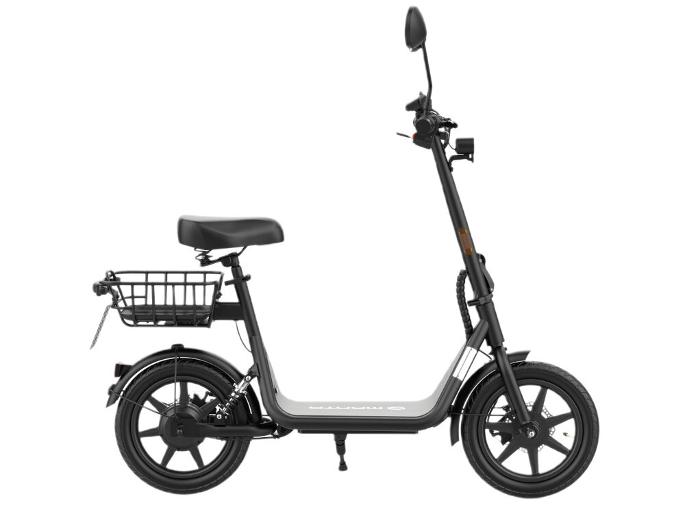 Czarny skuter elektryczny z koszykiem z tyłu i napisem \'manta\' na podnóżku. Skuter posiada duże koła i lusterko na kierownicy.