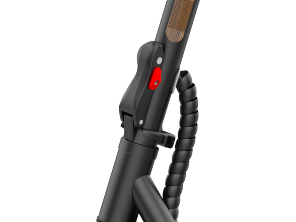 Zbliżenie na czarną rurę skuteru elektrycznego z widocznym czerwonym przyciskiem i spiralnym przewodem. Elementy są wykonane z metalu i tworzywa sztucznego.