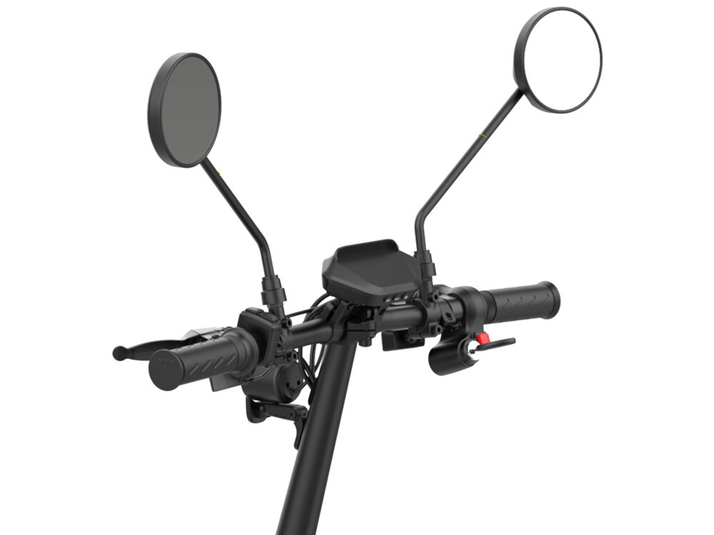 Czarny skuter elektryczny z widocznym kierownicą, lusterkami i manetkami. Na kierownicy znajduje się wyświetlacz oraz elementy sterujące.