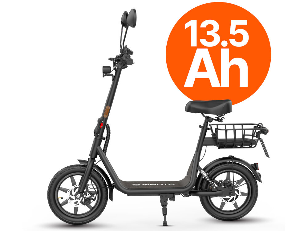 Czarny skuter elektryczny z koszykiem z tyłu i dużym pomarańczowym kołem z napisem \'13.5 Ah\'. Na ramie widoczne jest logo \'manta\'.