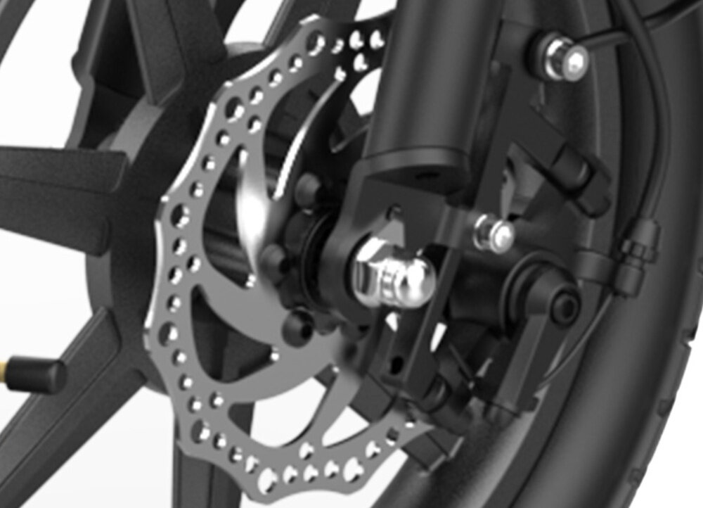 Zbliżenie na przednie koło z tarczą hamulcową i widocznymi elementami zawieszenia. Koło ma czarny kolor z metalicznymi elementami tarczy.