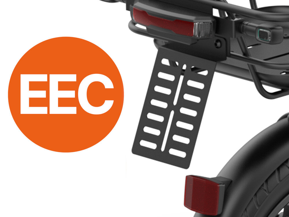 Obraz przedstawia tylną część skutera elektrycznego z widocznym uchwytem na tablicę rejestracyjną i światłem tylnym. Obok znajduje się pomarańczowe koło z białym napisem \'EEC\'.