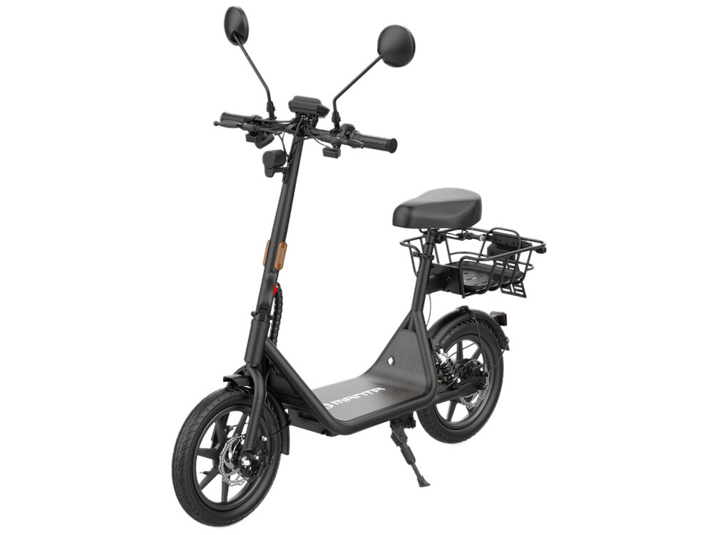 Czarny skuter elektryczny z dużymi kołami, lusterkami i koszykiem z tyłu. Na ramie widoczny jest napis \'MANTA\'.
