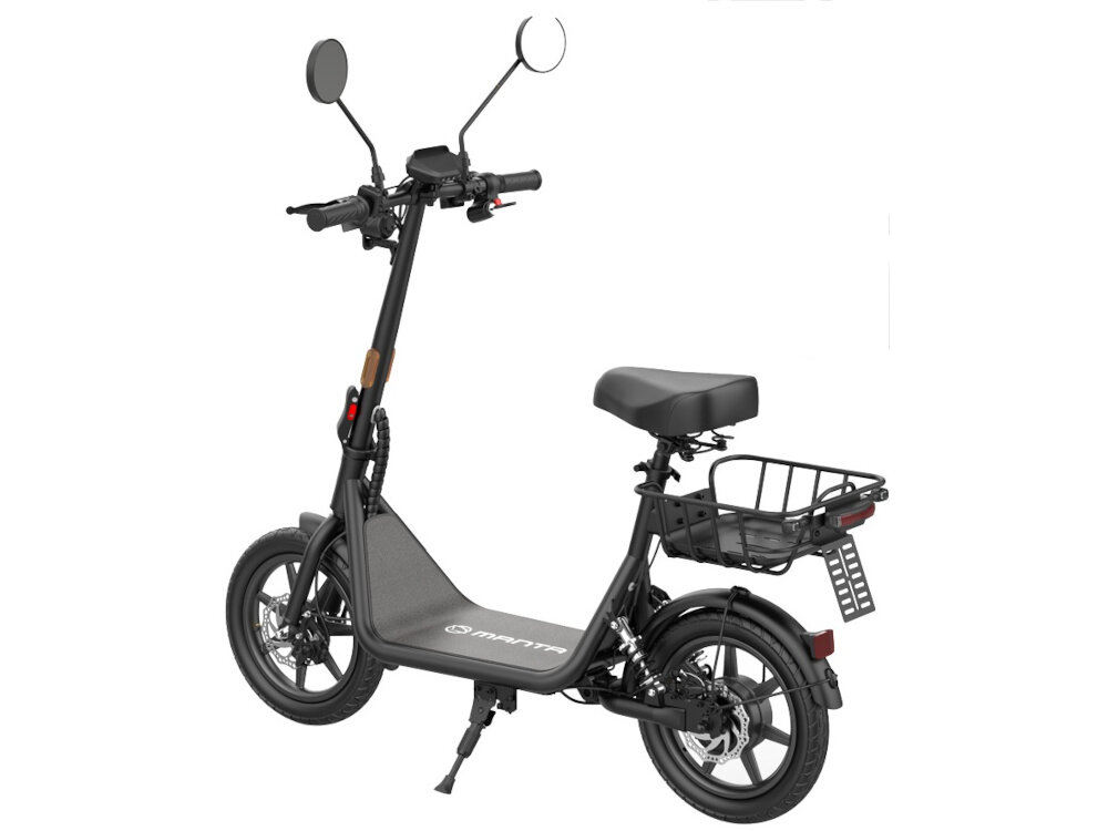 Czarny skuter elektryczny z logo \'MANTA\' na podnóżku, wyposażony w lusterka, koszyk z tyłu i amortyzowane siedzenie.