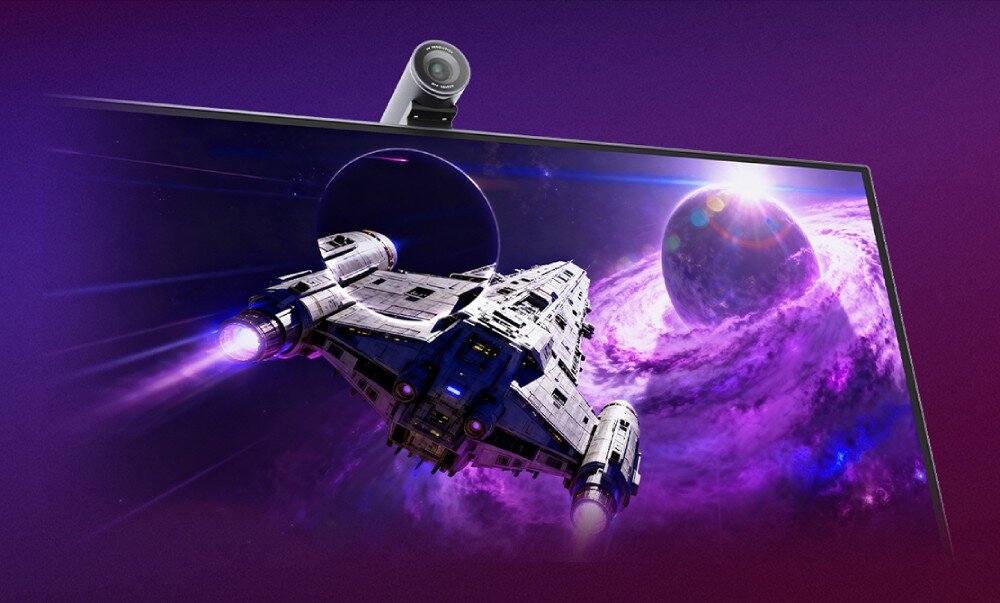 Monitor wyświetla obraz statku kosmicznego lecącego w przestrzeni kosmicznej z planetą i mgławicą w tle. Na górze monitora znajduje się kamera.