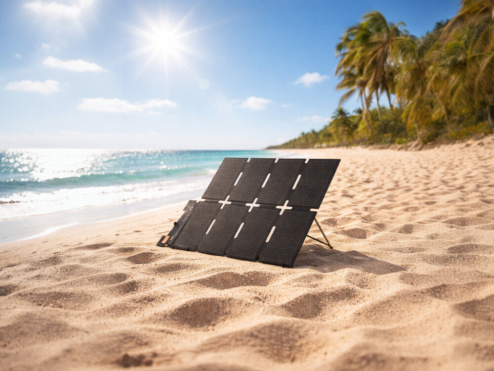 PANEL FOTOWOLTAICZNY DJI POWER 100W, mobilne, energia, moc, słońce, panel stoi na piaszczystej plaży w słoneczny dzień, w tle morze