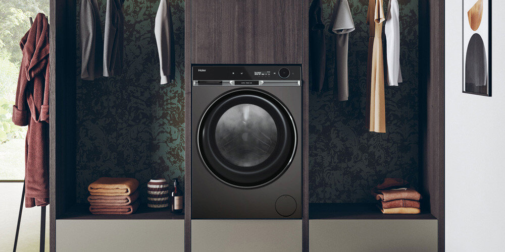 PRALKA HAIER HW100BD14397PGUS X11 lifestyle wizualizacja garderoba obudowa ubrania na wieszakach półki pralka zamknięta front odświeżanie odzieży mniej zagnieceń usuwanie zapachów alergenów kurzu mikropara