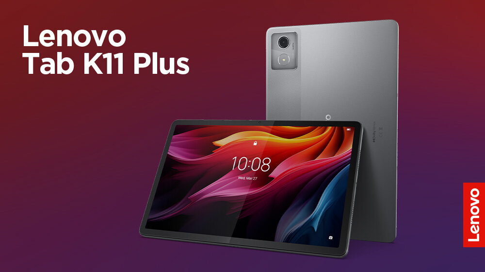 Obraz przedstawia tablet Lenovo Tab K11 Plus w kolorze szarym, z wyświetlaczem pokazującym godzinę 10:08 i datę Wed, Mar 23. W tle widoczne jest logo Lenovo na czerwonym tle.
