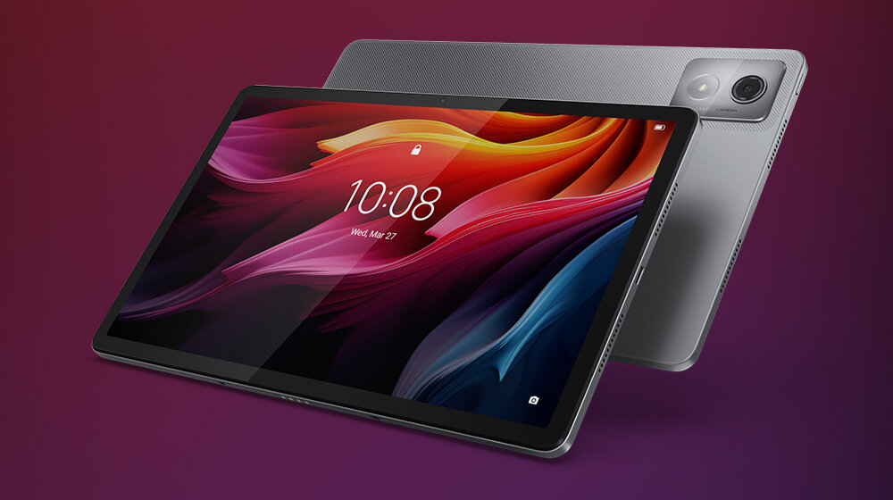Na obrazie widoczny jest szary tablet z dużym ekranem, na którym wyświetlany jest kolorowy motyw graficzny oraz godzina 10:08 i data Wed, Mar 27. W tle znajduje się tył tabletu z widocznym aparatem.