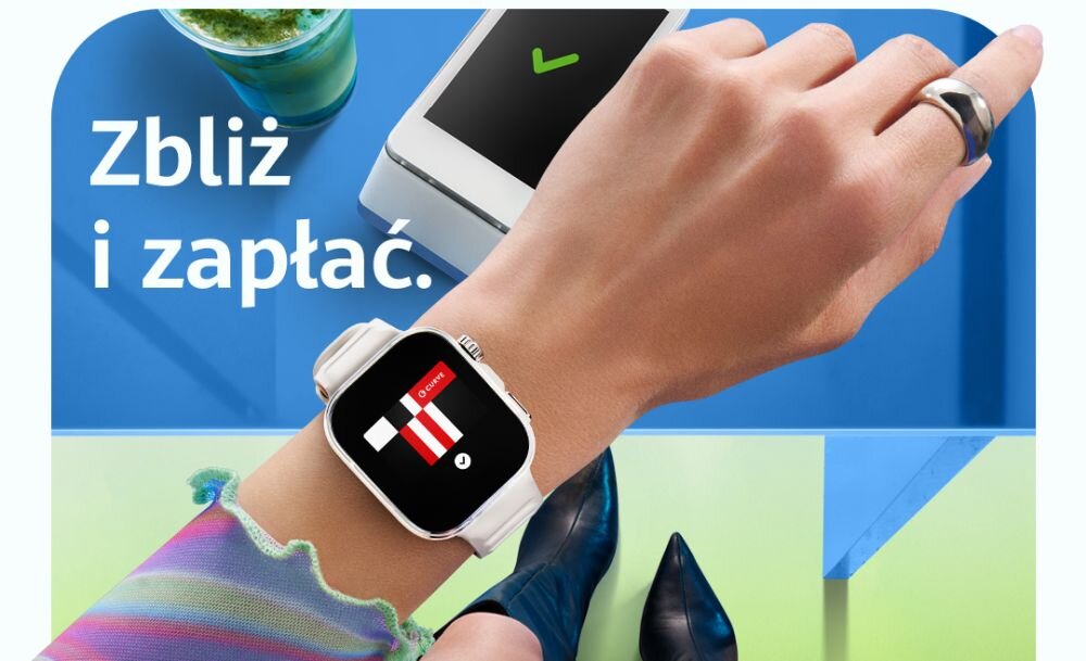 Na obrazie widoczna jest ręka z założonym smartwatchem, na którym wyświetla się ekran płatności. Obok znajduje się tekst: \'Zbliż i zapłać.\'.