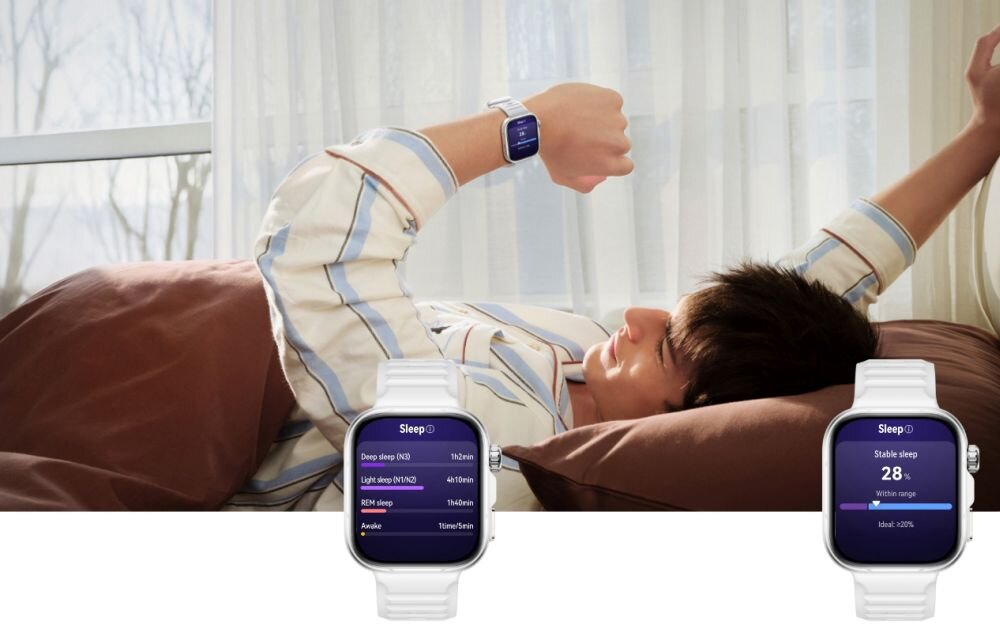 Osoba leży na łóżku, patrząc na smartwatch na nadgarstku, który wyświetla dane dotyczące snu. Na dole obrazu widoczne są dwa zbliżenia smartwatcha z ekranem pokazującym szczegóły snu, takie jak \'Deep sleep\', \'Light sleep\', \'REM sleep\' i \'Awake\'.
