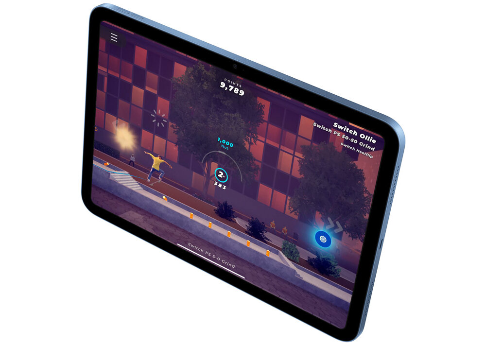 Tablet z wyświetlaczem pokazującym grę wideo, na której postać wykonuje trik na deskorolce. Na ekranie widoczne są punkty i tekst: \'Switch Ollie\', \'Switch FS 50-50 Grind\'.