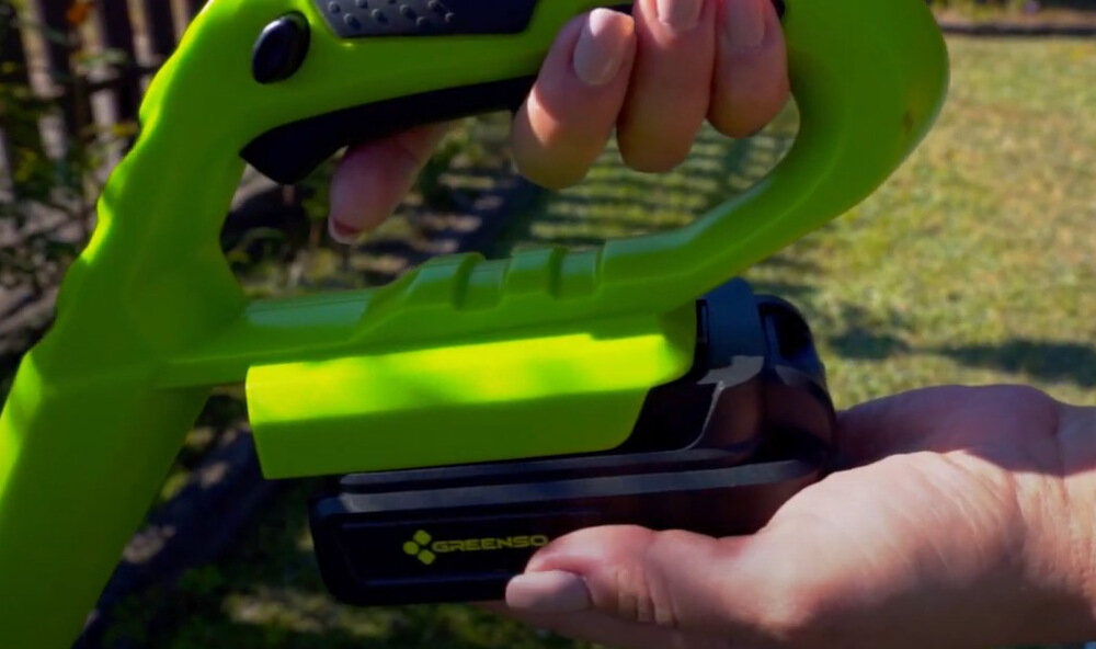 Podkaszarka akumulatorowa GREENSO UAO005 zasilanie akumulatorowe pelna swoboda ruchu kompatybilna z akumulatorami o napieciu 20 V pojemnosci 2,0 lub 4,0 Ah