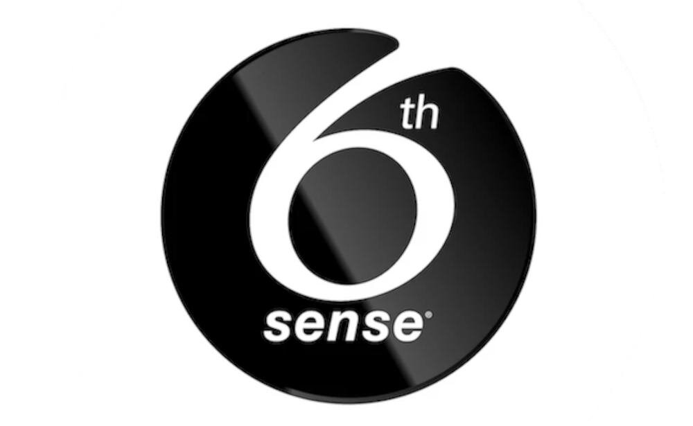 Czarne logo z białym napisem \'6th sense\'.